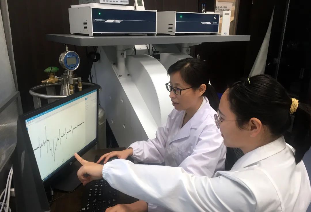 Des professeurs du centre d'analyse et de tests de l'université de Chongqing ont utilisé la spectroscopie CIQTEK EPR pour tester les services