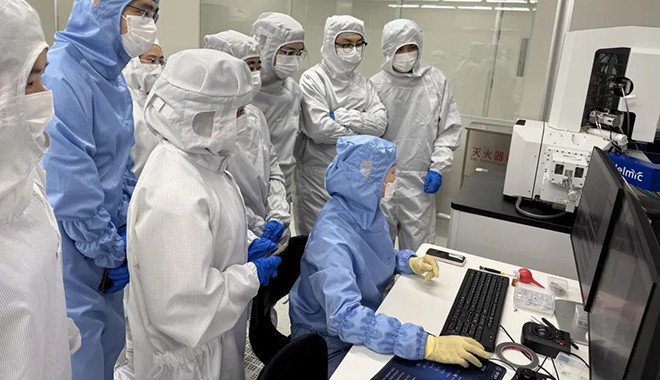 Maîtriser le micromonde : comment CIQTEK renforce les capacités des chercheurs de l’USTC grâce à une formation pratique en microscopie électronique à balayage (MEB).